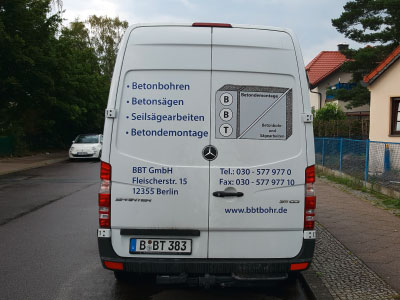 Autobeschriftung, Fahrzeugbeschriftung eines Mercedes Sprinter.