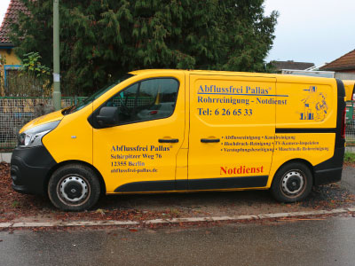 Autobeschriftung, Fahrzeugbeschriftung eines Renault Trafic.