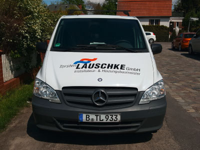 Autobeschriftung, Fahrzeugbeschriftung eines Mercedes Vito.