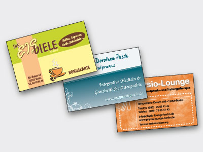 Beispielbilder von fertigen Projekten des Leistungsspektrums Drucksachen: Visitenkarten von Geschäftskunden.